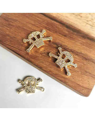 Calavera. Aleación+Zirconia. Baño 18KGold. 15x14x2 milímetros. 1,5 mm perforación. 1 unidad.