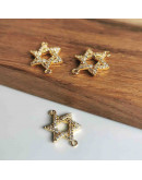 Estrella David. Aleación+Zirconia. Baño 18KGold. 16x16x2 milímetros. 1,5 mm perforación. 1 unidad. Estrella David. Aleación+Zirconia. Baño 18KGold. 16x16x2 milímetros. 1,5 mm perforación. 1 unidad.
