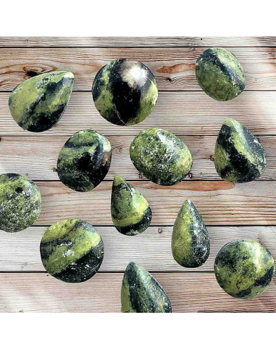 Serpentina. Origen: Perú. Dije ranurado. Varias formas. 1 unidad.