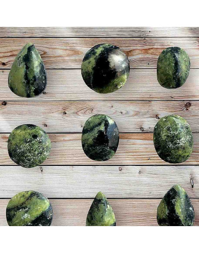 Serpentina. Origen: Perú. Dije ranurado. Varias formas. 1 unidad.