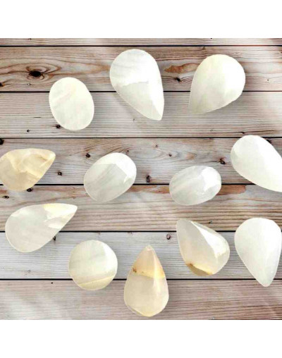 Onix Blanco. Origen: Perú. Dije ranurado. Varias formas. 1 unidad.