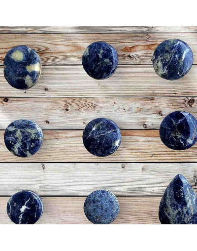 Sodalita. Origen: Perú. Dije ranurado. Varias formas. 1 unidad.