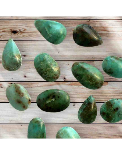 Crisoprasa. Origen: Perú. Dije ranurado. Varias formas. 1 unidad.