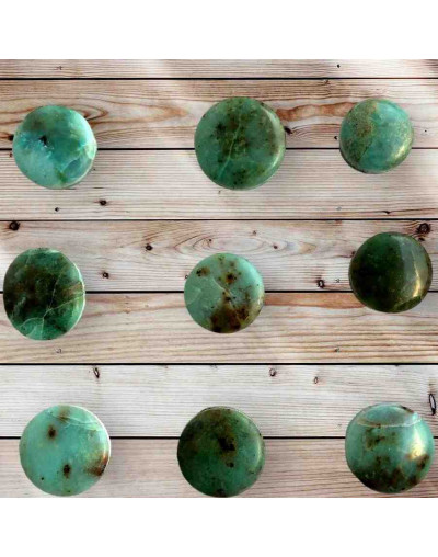 Crisoprasa. Origen: Perú. Dije ranurado. Varias formas. 1 unidad.