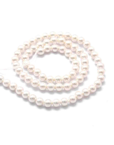 Concha de mar. Esfera color perla. 4 milímetros. 1 mm perforación. 95 uds hilo (aprox).