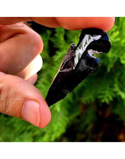 Obsidiana. Origen: México. Punta de flecha. 25~40 mm alto. 1 unidad.