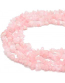 Chips 5-8 milímetros. Cuarzo Rosa. 0,8 mm perforación. 250 unidades hilo aproximado. 1 hilo.