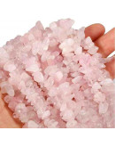 Chips 5-8 milímetros. Cuarzo Rosa. 0,8 mm perforación. 250 unidades hilo aproximado. 1 hilo.