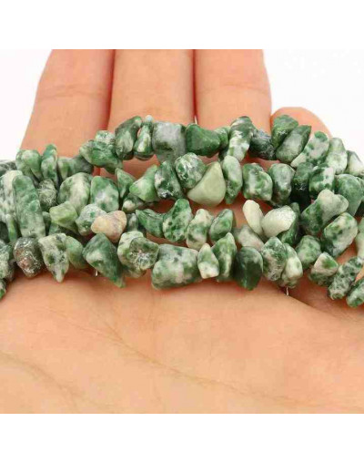 Chips 5-8 milímetros. Dot Stone Green. 0,8 mm perforación. 250 unidades hilo aproximado. 1 hilo.