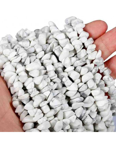 Chips 5-8 milímetros. Howlite. 0,8 mm perforación. 250 unidades hilo aproximado. 1 hilo.