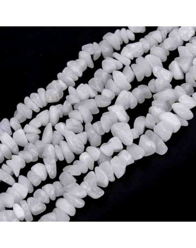 Chips 5-8 milímetros. Jade Blanco. 0,8 mm perforación. 250 unidades hilo aproximado. 1 hilo.