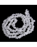 Chips 5-8 milímetros. Jade Blanco. 0,8 mm perforación. 250 unidades hilo aproximado. 1 hilo.