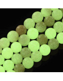 Piedra sintética. Fluorescente. SALMON. 06 mm diámetro. 1 mm perforación. 60 uds hilo aprox. 1 hilo.