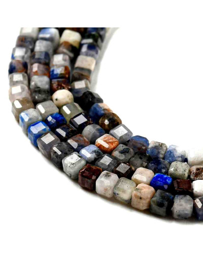 Sodalita. Cubo faceteado. 2x2x2 milímetros. 0,7 mm perforación. 160 uds hilo aprox. 1 hilo.