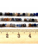 Sodalita. Cubo faceteado. 2x2x2 milímetros. 0,7 mm perforación. 160 uds hilo aprox. 1 hilo.