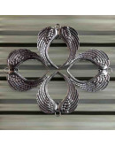 Alas. Aleación de cobre. Color plateado. 70x70 milímetros. 1 unidad.