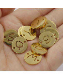 Link letra "Q". Acero inoxidable. Color dorado. 13 mm diámetro. 1,5 mm perforación. 1 unidad.