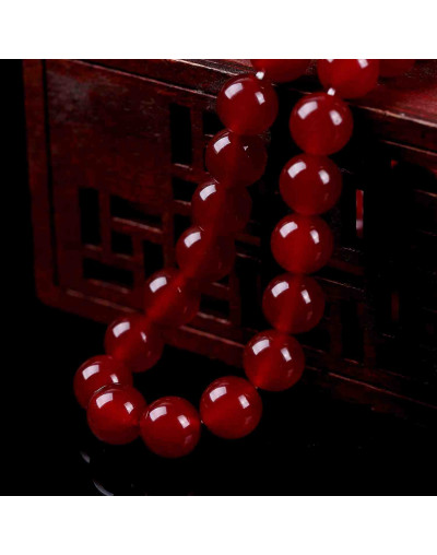Calcedonia. DARK RED. 04 milímetros diámetro. 1 mm perforación. 90 uds hilo aprox. 1 hilo.