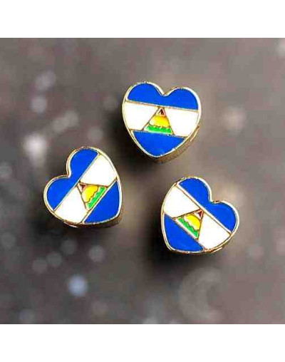 Nicaragua Corazón. Aleación de Cobre. Baño 18K Gold. 12x11x5 milímetros. 3 mm perforacion. 1 ud.