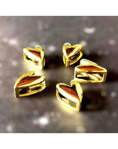 Corazón (6). Aleación de cobre. Baño 18KGold. 13x9x5 milímetros. 13x3 mm perforación. 1 unidad.