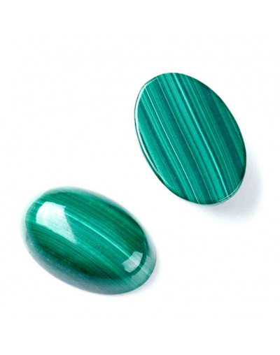 Malaquita natural. Ovalado. 12x8 milímetros. 4 milímetros grosor. Sin perforación. 1 unidad.