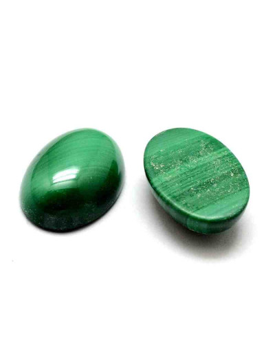 Malaquita natural. Ovalado. 14x10 milímetros. 4,5 mm grosor. Sin perforación. 1 unidad.