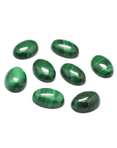 Malaquita natural. Ovalado. 14x10 milímetros. 4,5 mm grosor. Sin perforación. 1 unidad.