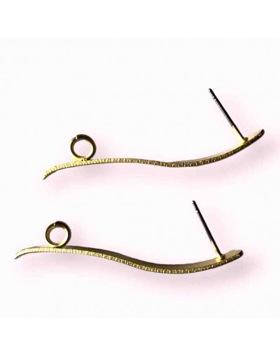 Pin aretes. Aleación de cobre. Color dorado mate. 42x6 mm. 4 mm perforación. Cierre silicón. 2 uds. 