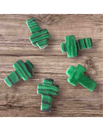 Malaquita sintética. Cruz (1). 8x12x4 milímetros. 1 mm perforación. 1 unidad.