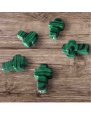 Malaquita sintética. Cruz (1). 8x12x4 milímetros. 1 mm perforación. 1 unidad. Malaquita sintética. Cruz (1). 8x12x4 milímetros. 1 mm perforación. 1 unidad.