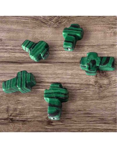 Malaquita sintética. Cruz (1). 8x12x4 milímetros. 1 mm perforación. 1 unidad.