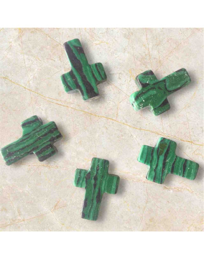 Malaquita sintética. Cruz (2). 12x16x5 milímetros. 1 mm perforación. 1 unidad.