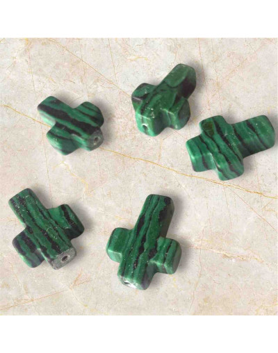 Malaquita sintética. Cruz (2). 12x16x5 milímetros. 1 mm perforación. 1 unidad.