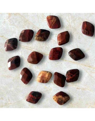 Jásper Rojo. Rombo Faceteado. 10x12x5 milímetros. 1 mm perforación. 1 unidad.