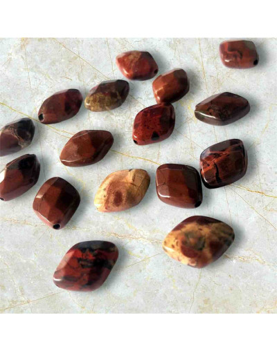 Jásper Rojo. Rombo Faceteado. 10x12x5 milímetros. 1 mm perforación. 1 unidad.