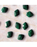 Malaquita Sintética. Rombo Faceteado. 10x12x5 milímetros. 1 mm perforación. 1 unidad. Malaquita Sintética. Rombo Faceteado. 10x12x5 milímetros. 1 mm perforación. 1 unidad.