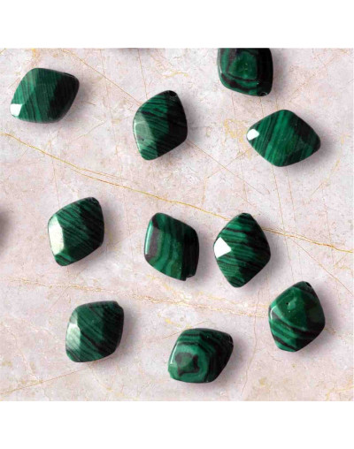 Malaquita Sintética. Rombo Faceteado. 10x12x5 milímetros. 1 mm perforación. 1 unidad.