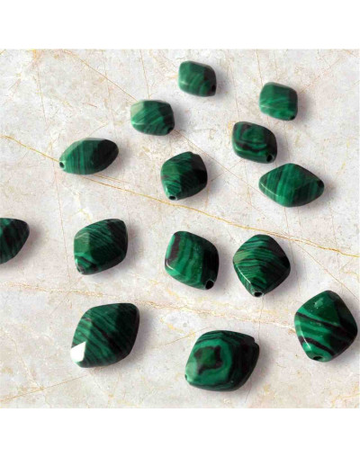 Malaquita Sintética. Rombo Faceteado. 10x12x5 milímetros. 1 mm perforación. 1 unidad.
