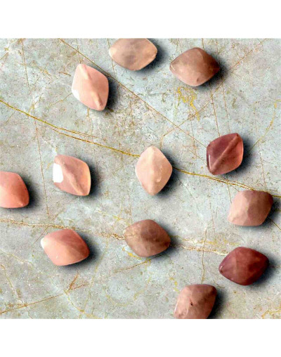 Cuarzo Rosa. Rombo Faceteado. 10x12x5 milímetros. 1 mm perforación. 1 unidad.