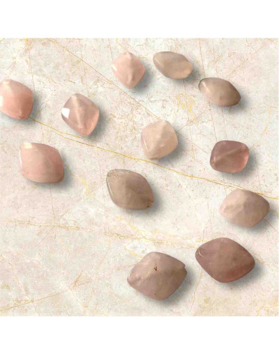 Cuarzo Rosa. Rombo Faceteado. 10x12x5 milímetros. 1 mm perforación. 1 unidad.