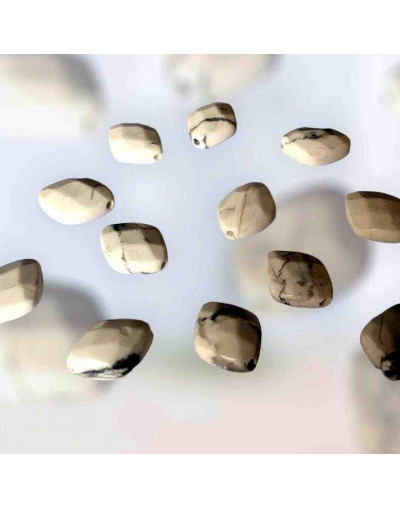 Howlite. Rombo Faceteado. 10x12x5 milímetros. 1 mm perforación. 1 unidad.