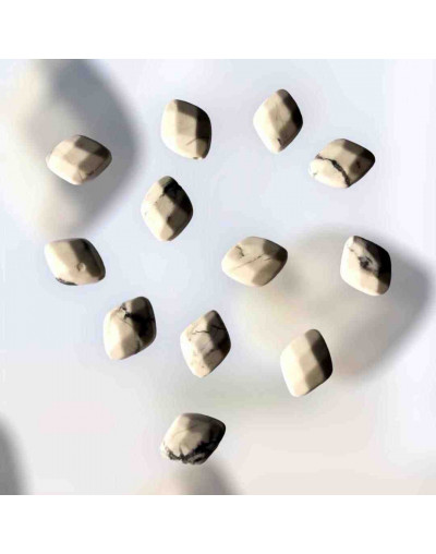 Howlite. Rombo Faceteado. 10x12x5 milímetros. 1 mm perforación. 1 unidad.