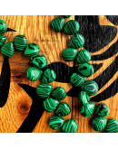 Malaquita Sintética. Gota. Perforación horizontal. 10x12 milímetros. 1 mm perforación. 1 unidad. Malaquita Sintética. Gota. Perforación horizontal. 10x12 milímetros. 1 mm perforación. 1 unidad.