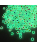 Corazón varios colores. Moneda fluorescente. 7 milímetros lado 1,5 mm perforación. 100 uds aprox.