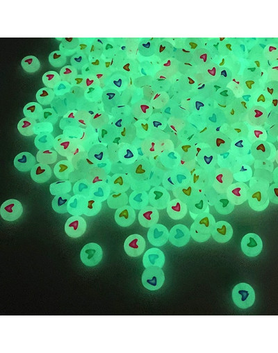 Corazón varios colores. Moneda fluorescente. 7 milímetros lado 1,5 mm perforación. 100 uds aprox.
