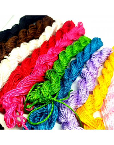 Cordón de nylon. Acabado satén. 1 mm grosor. 10 colores. 24 metros por color. Total 240 mts. 1 set.