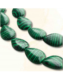 Malaquita Sintética. Gota. Perforación vertical. 18x13 milímetros. 1 mm perforación. 1 unidad. Malaquita Sintética. Gota. Perforación vertical. 18x13 milímetros. 1 mm perforación. 1 unidad.
