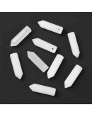 Jade. Hexágono una punta. Faceteado. 30~33x8~9 milímetros. 1,5 mm perforación. 1 unidad.