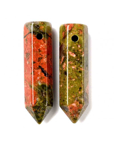 Unakite. Hexágono una punta. Faceteado. 30~33x8~9 milímetros. 1,5 mm perforación. 1 unidad.