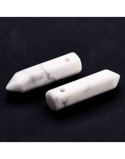 Howlite. Hexágono una punta. Faceteado. 30~33x8~9 milímetros. 1,5 mm perforación. 1 unidad.